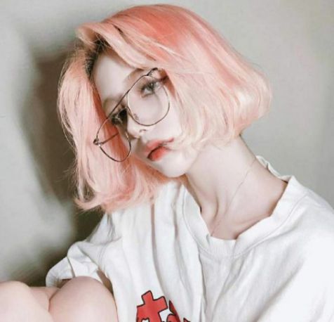 Ai nói lựa chọn màu tóc hồng không được kute, cá tính và sành điệu Một chút thần thái, một chút nhan sắc, một chút sành điệu cùng mái tóc ngắn cùng màu sắc với ánh hồng này cô ấy sẽ cực kỳ ấn tượng trong mắt đối phương.