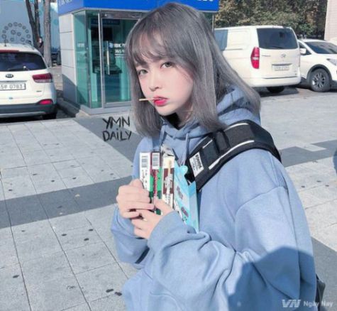 Một chút dễ thương, một chút dễ thương và một chút sành điệu khi chủ sở hữu màu tóc lạnh thịnh hành. Bạn đang đi tìm một màu đẹp? Chọn ngay màu khói lạnh này, bạn sẽ có một diện mạo mà nhiều cô gái hàng mơ ước đó nhé.