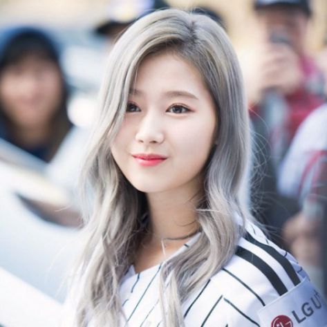 Hé lộ màu tóc nữ khói rêu đẹp được các ngôi sao, ca sĩ nổi tiếng xứ Hàn Quốc săn đón Tại sao lại rêu rêu phong? Tôn diện mạo, lên tone màu da sáng và trẻ hóa dung lượng là những điểm ưu tiên của ca sĩ nào cũng phải mê mẩn.