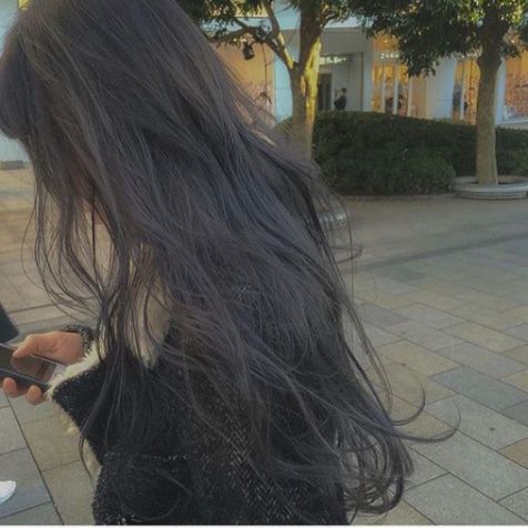 Buông cùng mái tóc dài màu sắc khói trầm đẹp và lung linh cho nàng Không cần phải xinh xắn như những cô nàng nóng bỏng, chỉ cần mua ngay kiểu tóc dài bồng bềnh cùng màu khói trầm là nàng có thể khiến chàng trai gục ngã từ cái nhìn đầu tiên rồi nhé.