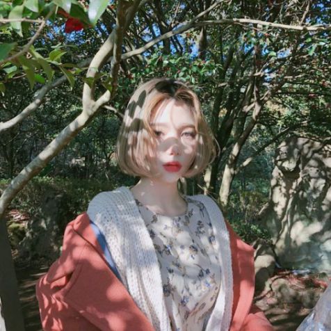 Xinh xắn cùng xám khói màu kiểu ngắn Bạn có biết bí quyết chụp ảnh selfie của các thần tượng Hàn Quốc nổi tiếng không? Xem ngay tóc màu khói xám được giới trẻ săn đón này ngay nhé, quyết định chụp ảnh cực kỳ xinh xắn luôn nha.