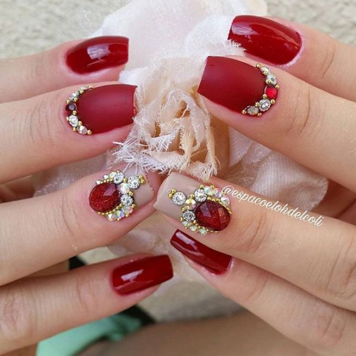 Mẫu nail đỏ đính đá này rất thích hợp đối với những nàng cá tính Mẫu móng tay nail màu đỏ đính đá đẹp nhất - hình 3
