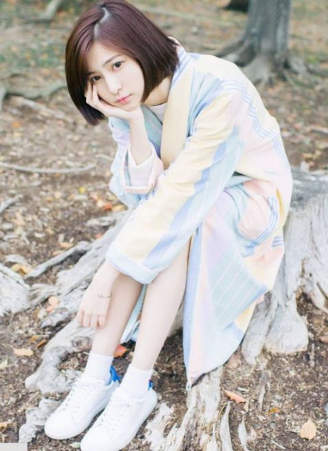 Album mái tóc ngắn rẽ ngôi HOT nhất thời gian qua - Hình ảnh 3 Mẫu tóc ngắn mái lệch cùng style rẽ ngôi siêu cute đốn tim biết bao nhiêu bạn trai. Đã từng tạo dựng xu hướng mới nhất, bạn có biết?