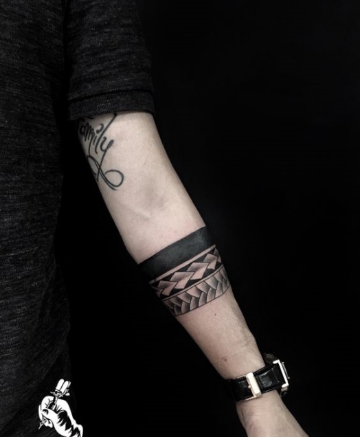 Hình tattoo xăm hoa văn mini vòng tròn ở cánh tay Tổng hợp các hình ảnh xăm hoa văn mini nhỏ đẹp ấn tượng nhất không bao giờ lỗi thời