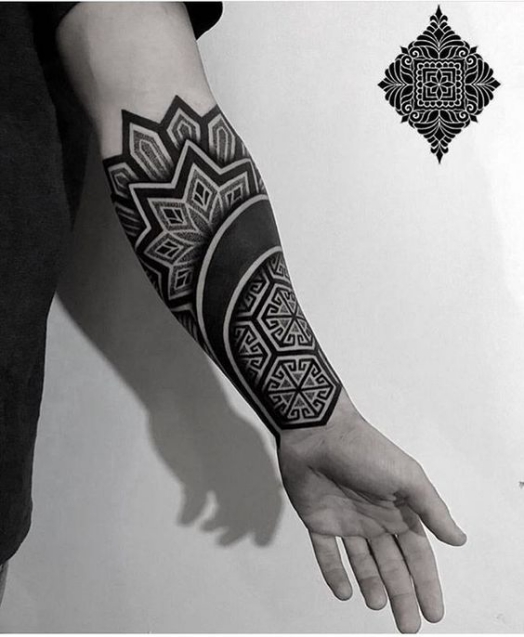 Hình xăm tattoo hoa văn ở cánh tay đẹp thu hút Hình xăm tattoo hoa văn đang được đông đảo giới trẻ đón nhận ngày nay