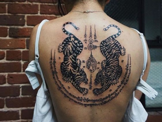Hình xăm tattoo hoa văn thái theo phong thủy Mang lại nhiều may mắn cùng với hình xăm phong thủy Thái Lan, cực kỳ thu hút ở vị trí nữa sau lưng.