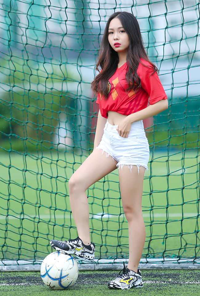 Hình ảnh hot girl đá bóng