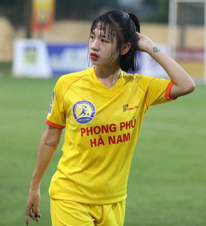 Hình ảnh hot girl đá bóng