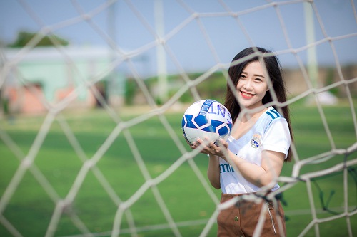 Hình ảnh hot girl đá bóng