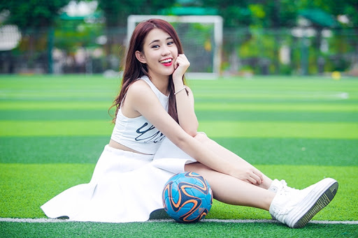 Hình ảnh hot girl đá bóng