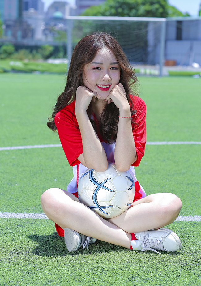 Hình ảnh hot girl đá bóng