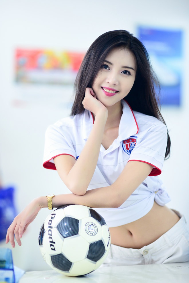 Hình ảnh hot girl đá bóng