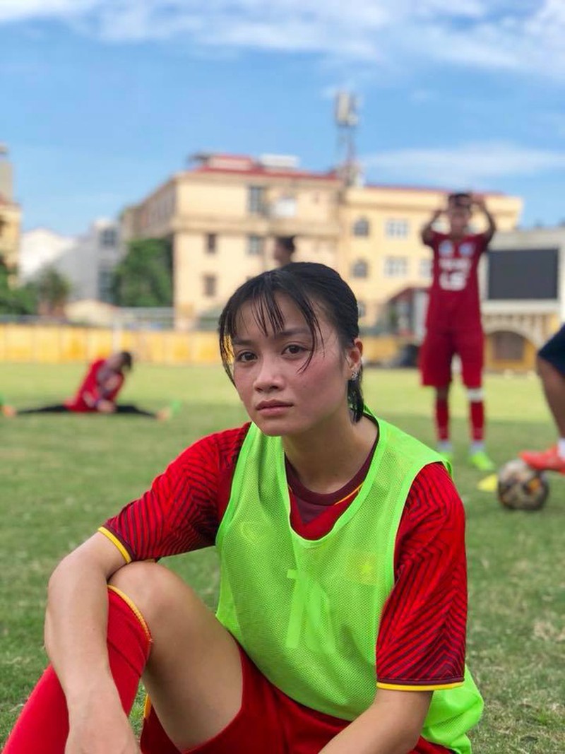 Hình ảnh hot girl đá bóng