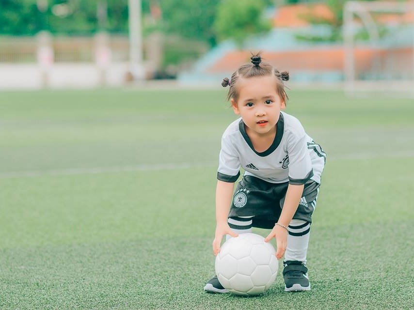 Hình ảnh hot girl đá bóng