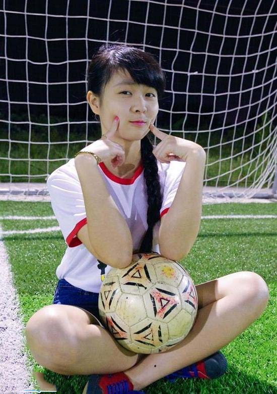 Hình ảnh hot girl đá bóng