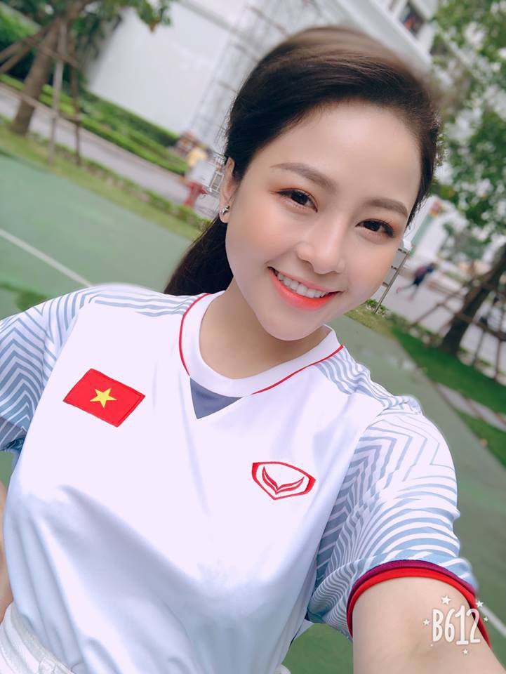 Hình ảnh hot girl đá bóng