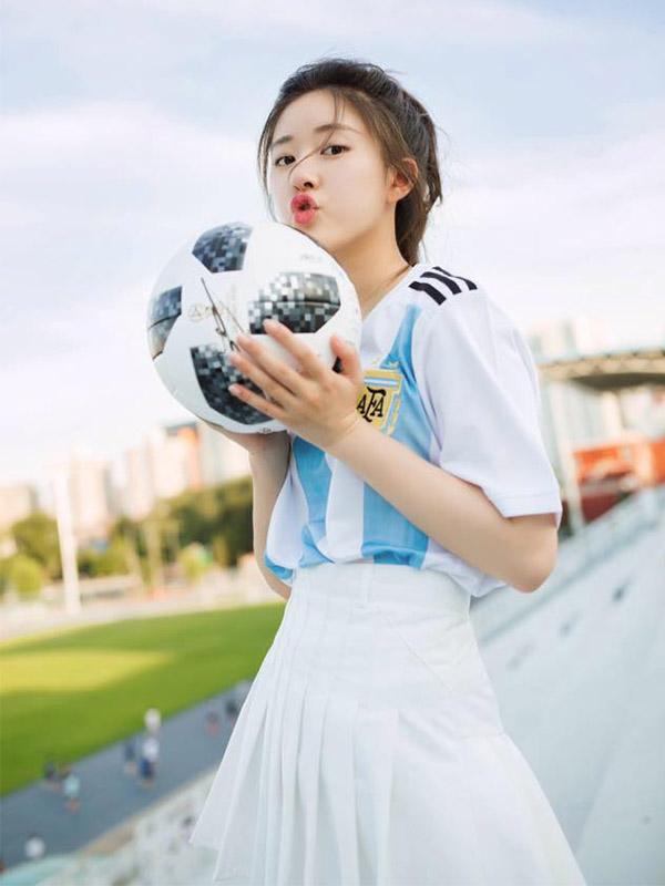 Hình ảnh hot girl đá bóng