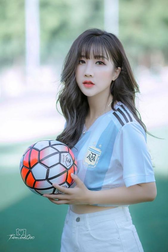 Hình ảnh hot girl đá bóng