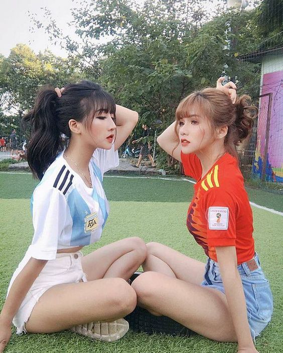 Hình ảnh hot girl đá bóng