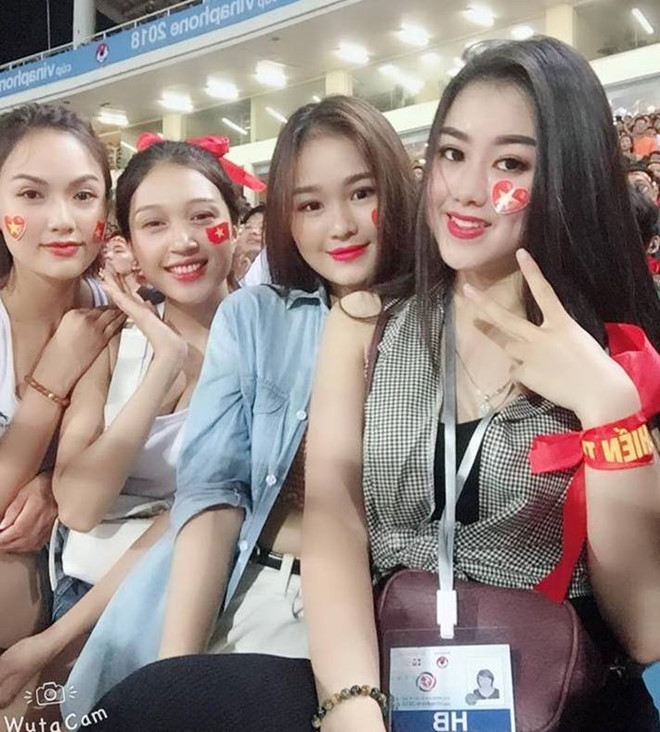 Hình ảnh gái xinh cổ vũ bóng đá