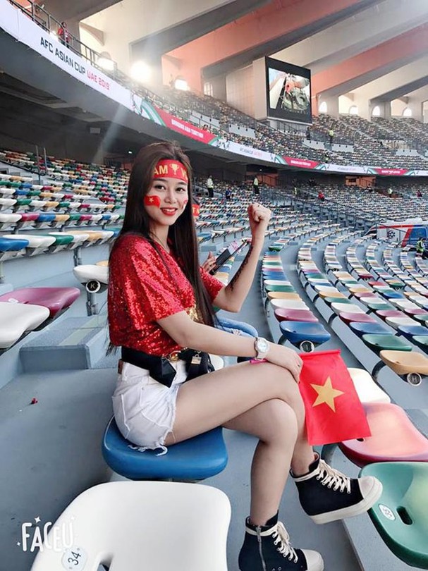 Hình ảnh gái xinh cổ vũ bóng đá