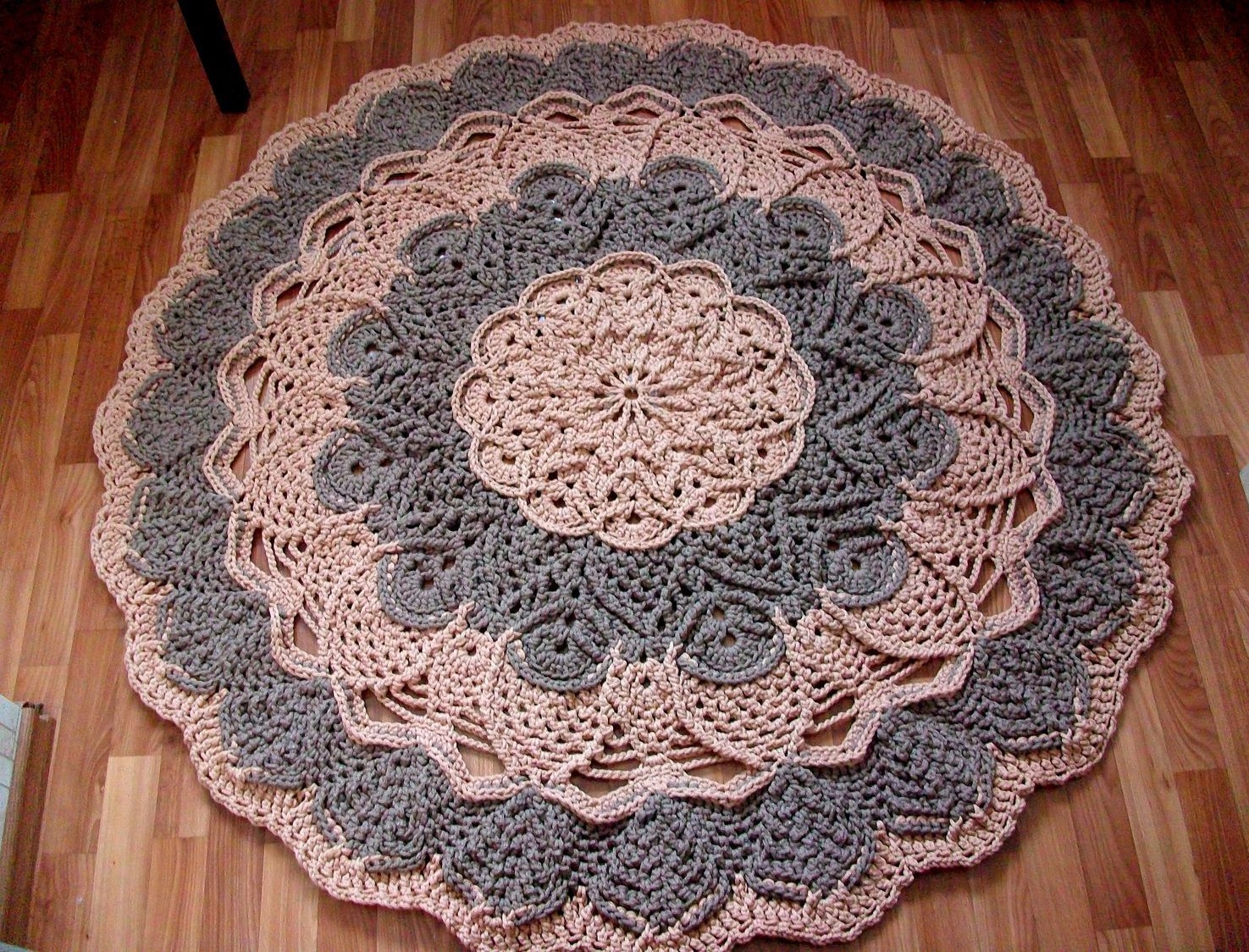 Thảm móc bằng móc (36 ảnh): một tấm thảm hình bầu dục tuyệt đẹp theo phong cách shebby-chic từ chất liệu polyester