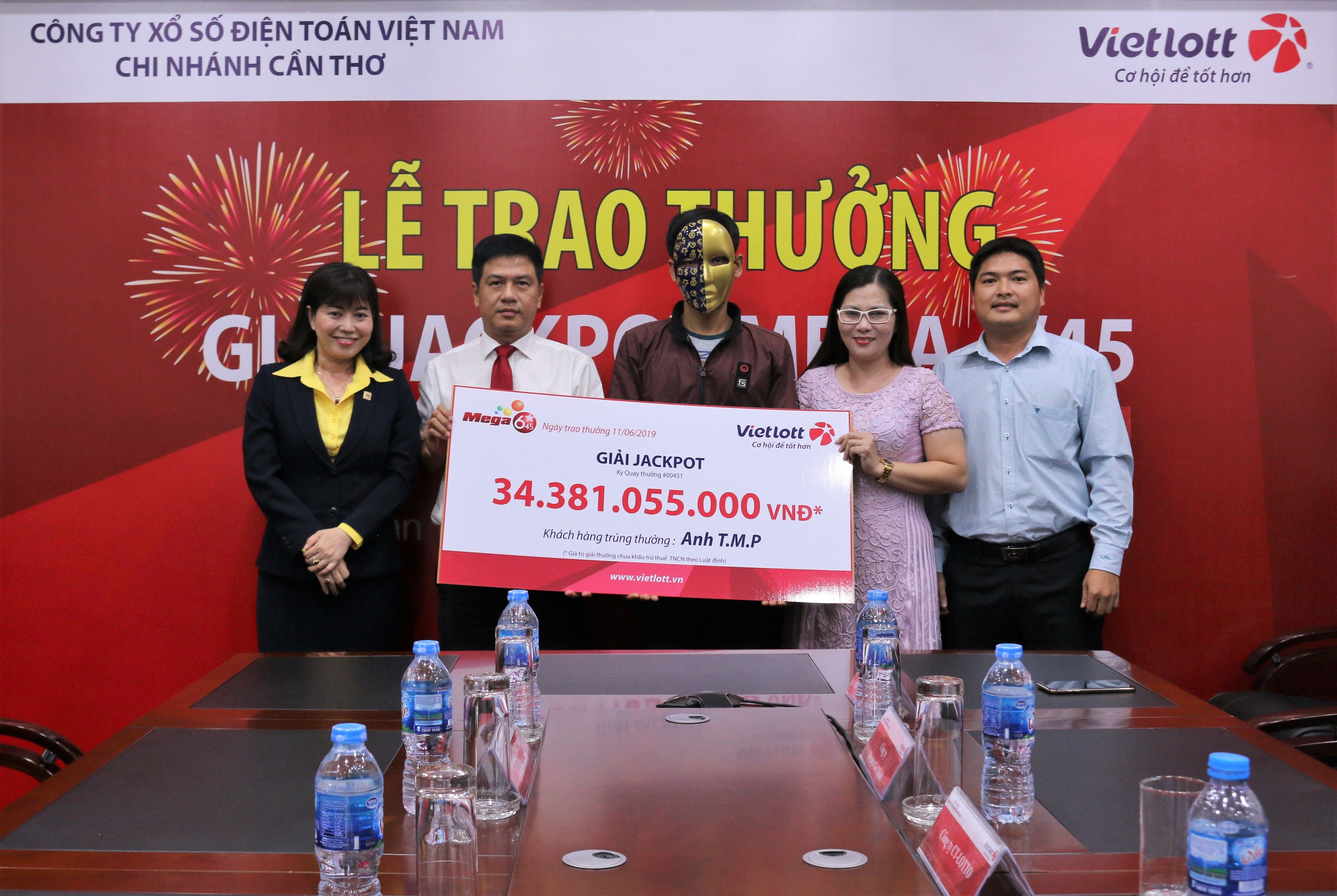 Máy chọn số ngẫu nhiên trùng ngày sinh, khách hàng Vietlott trúng 34 tỷ đồng