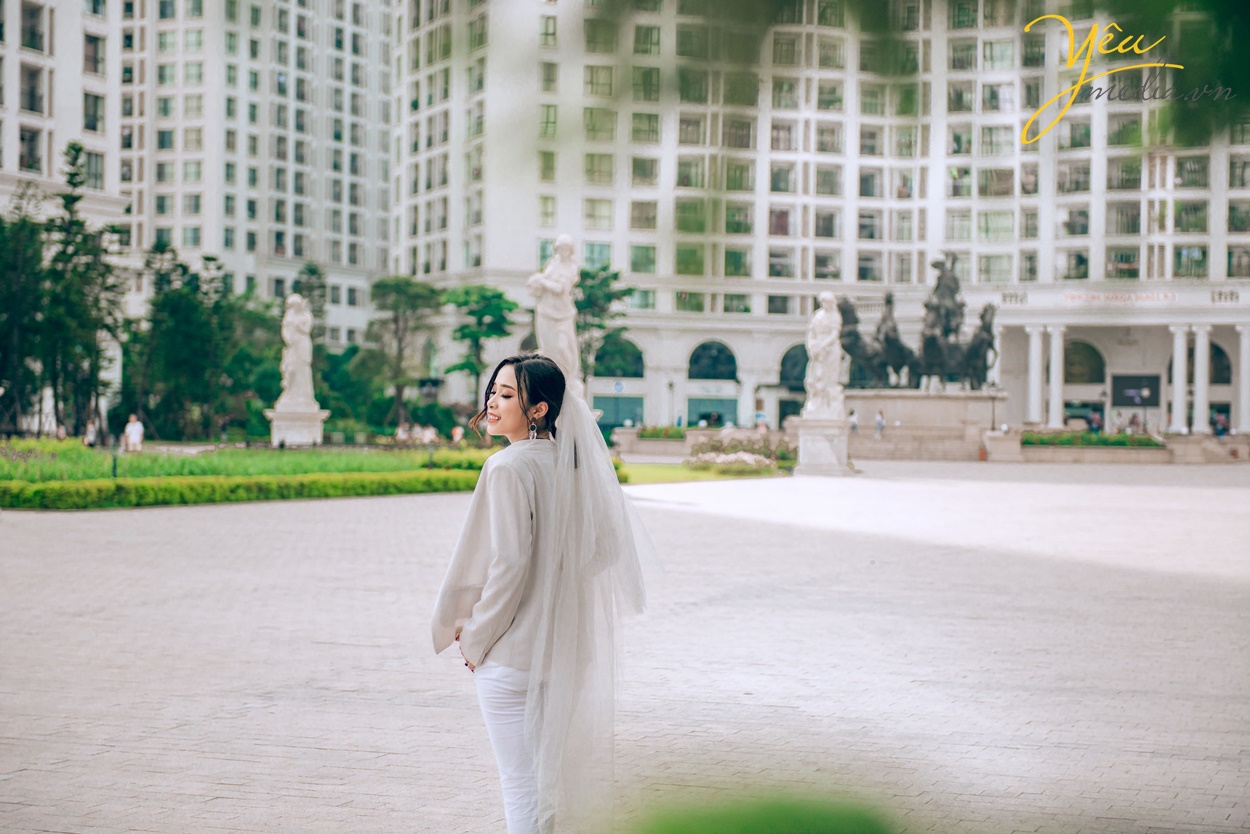 Hai "cô dâu" cá tính pose hình tại Royal City Hà Nội