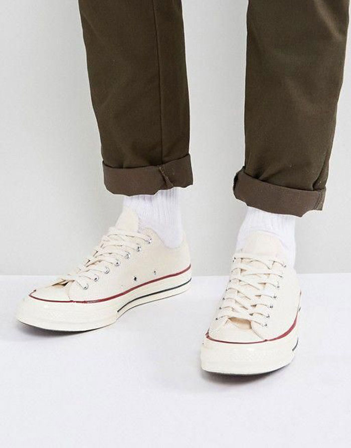 Converse màu kem và những lần làm các tín đồ thời trang điêu đứng