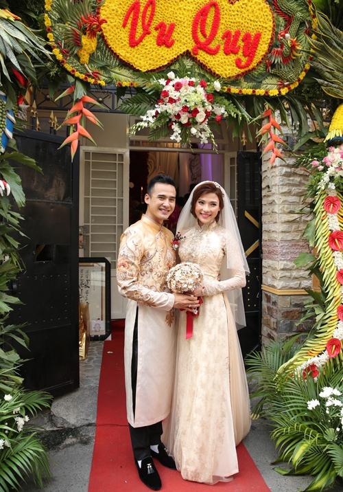 Cận cảnh áo dài cưới trị giá ngàn đô của Thúy Diễm