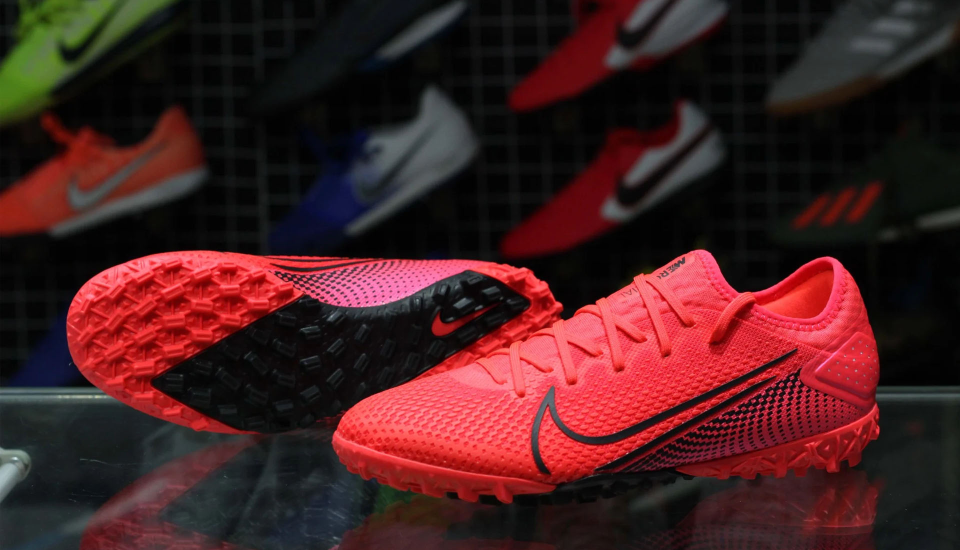 Các thương hiệu phổ biến nhất của giày bóng đá sân cỏ nhân tạo