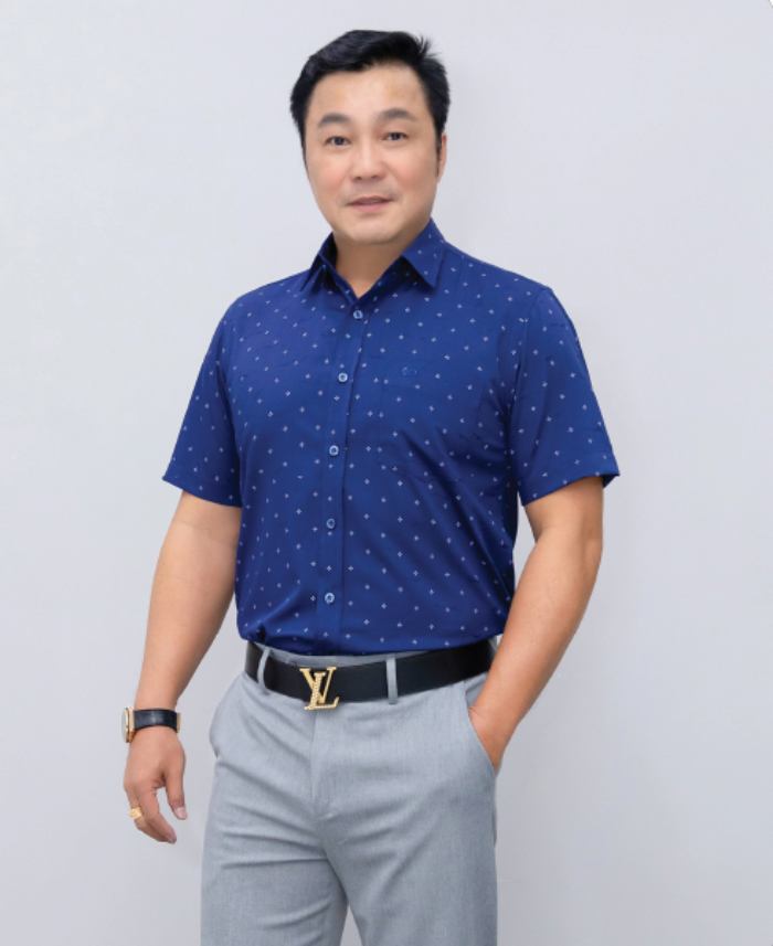 Áo sơ mi ngắn tay phối cùng quần âu thắt lưng đầy phong cách trẻ trung