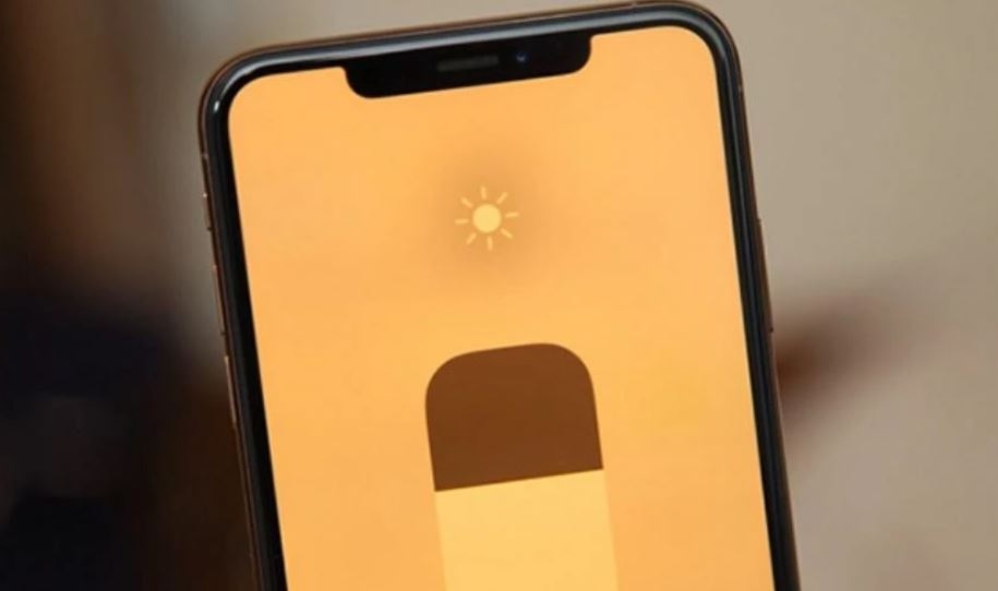 Màn hình iPhone 2 màu vàng