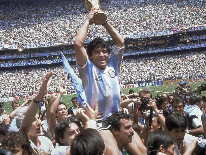 Những khoảnh khắc huyền thoại của Diego Maradona